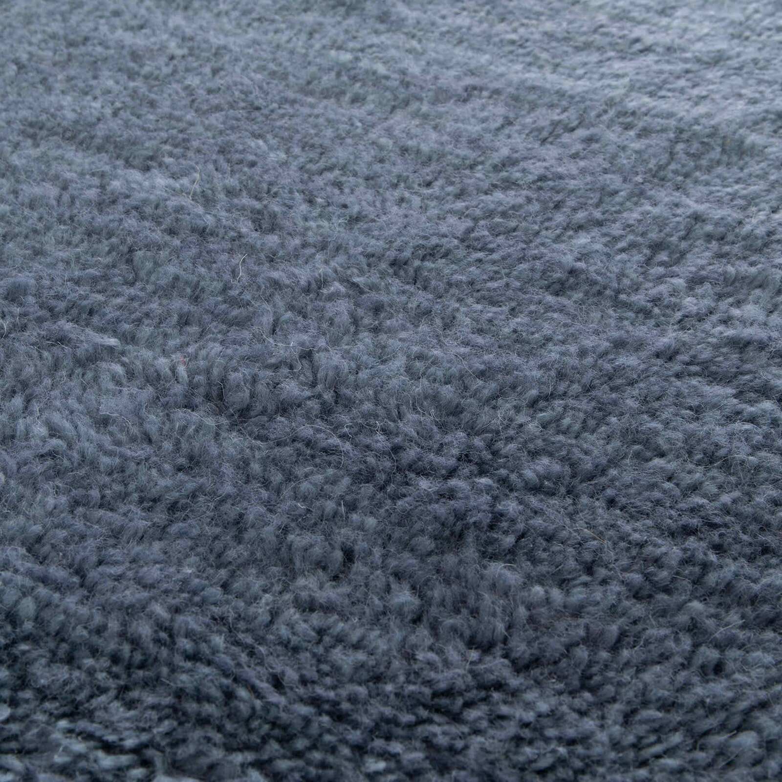 Rechteckiger Wollteppich mit handgewebtem Muster und kurzem Flor 
