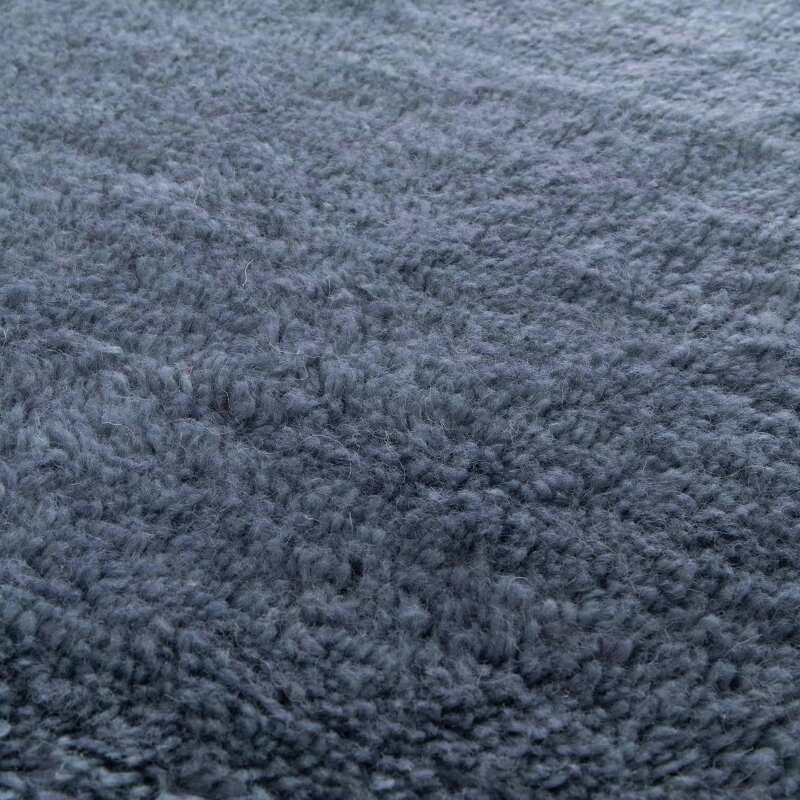 Rechteckiger Wollteppich mit handgewebtem Muster und kurzem Flor  (2/4)