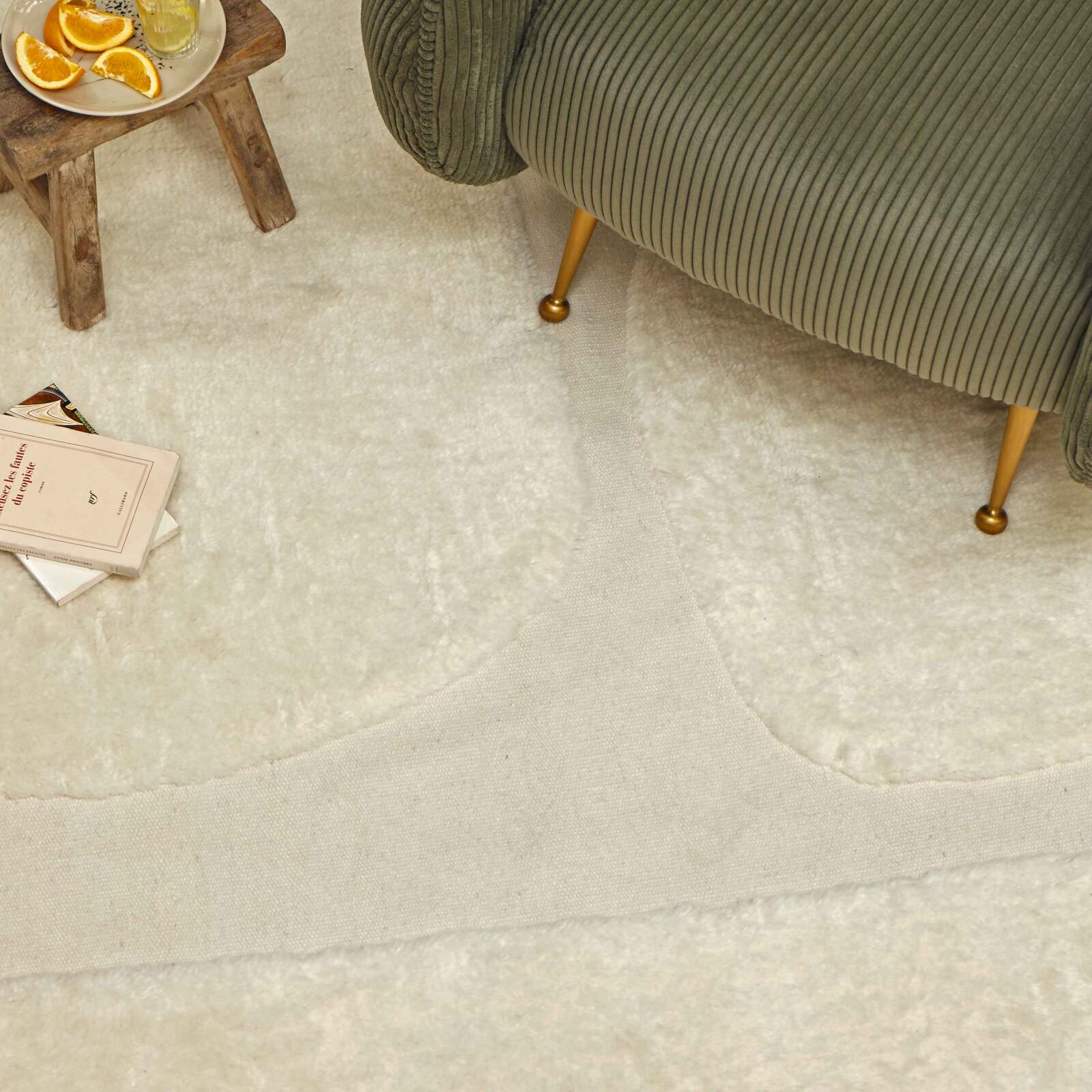 Rechteckiger Wollteppich mit handgewebtem Muster und kurzem Flor 