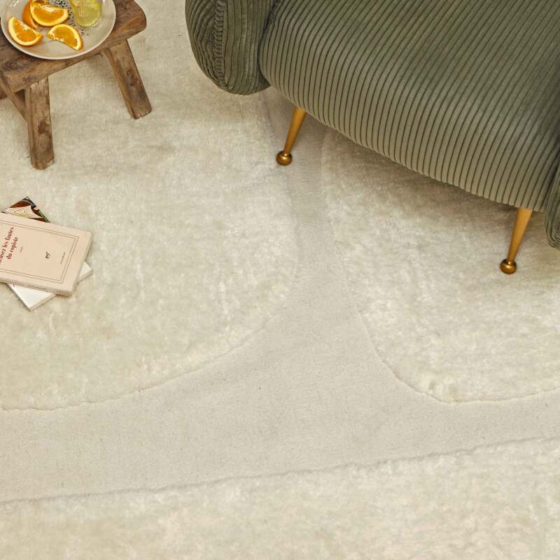 Rechteckiger Wollteppich mit handgewebtem Muster und kurzem Flor 