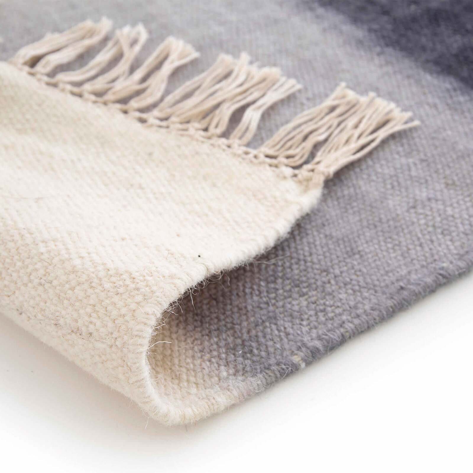 Rechteckiger flacher gewebter Wollteppich mit kurzem Flor 