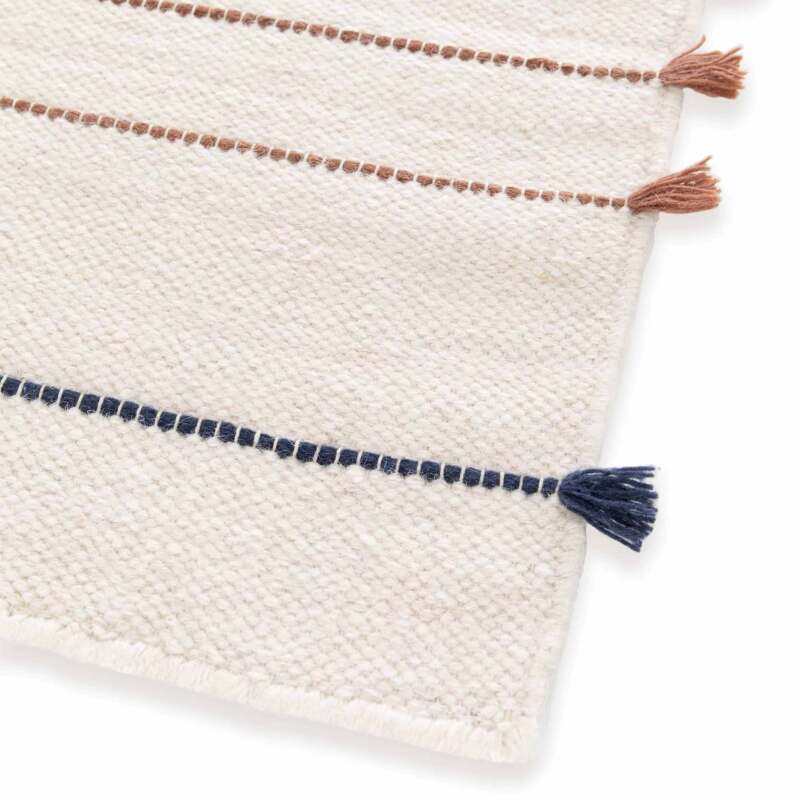 Rechteckiger handgewebter Wollteppich mit kurzen Pompons 