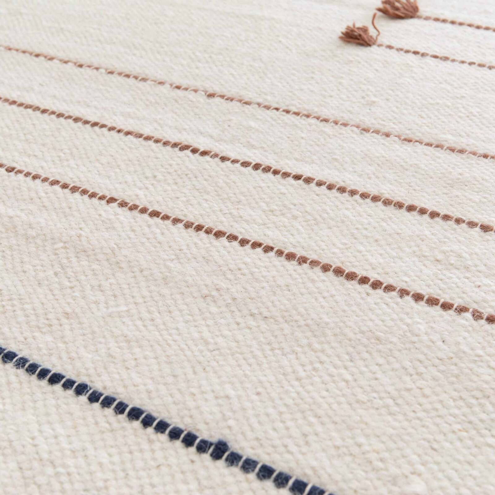 Rechteckiger handgewebter Wollteppich mit kurzen Pompons 