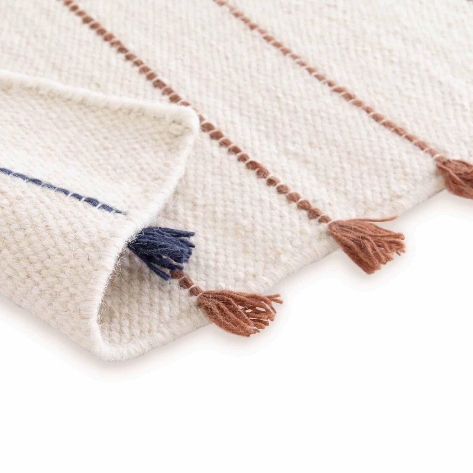 Rechteckiger handgewebter Wollteppich mit kurzen Pompons 