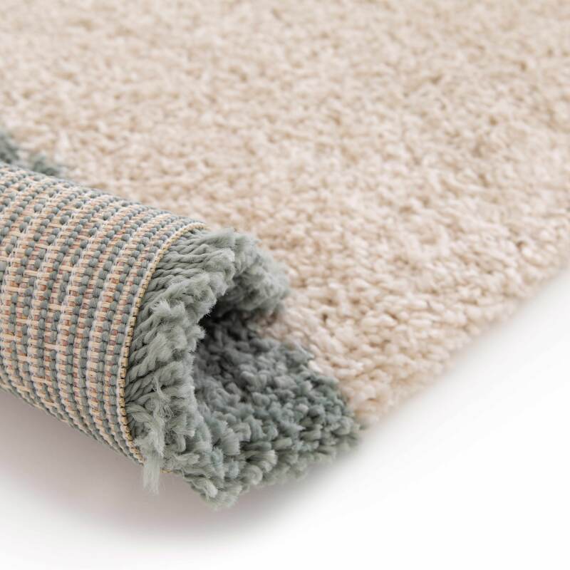 Rechteckiger Teppich mit geometrischem Muster und langen Haaren