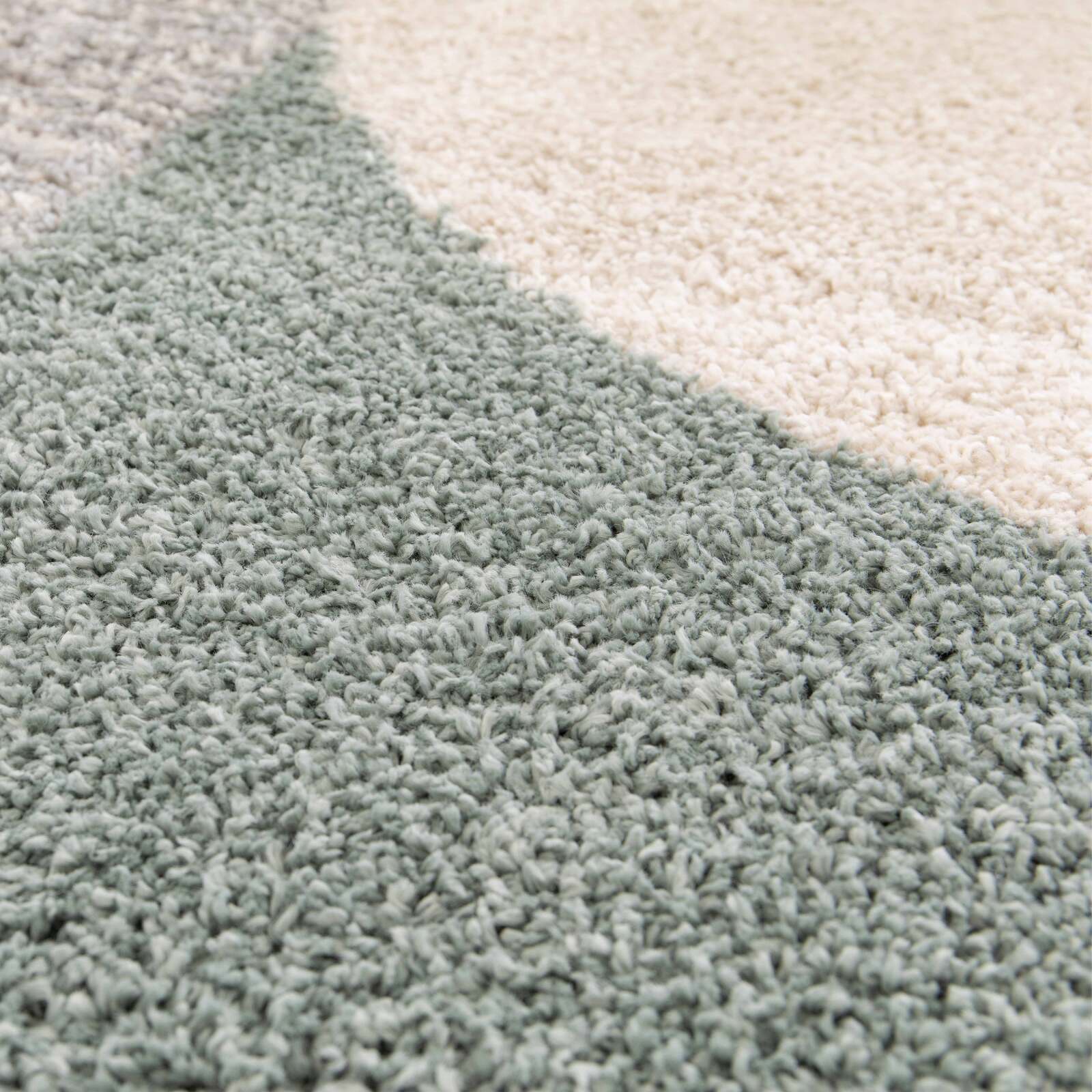 Rechteckiger Teppich mit geometrischem Muster und langen Haaren  Rechteckiger Teppich mit geometrischem Muster und langen Haaren