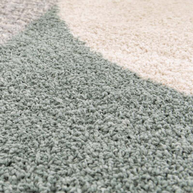 Rechteckiger Teppich mit geometrischem Muster und langen Haaren