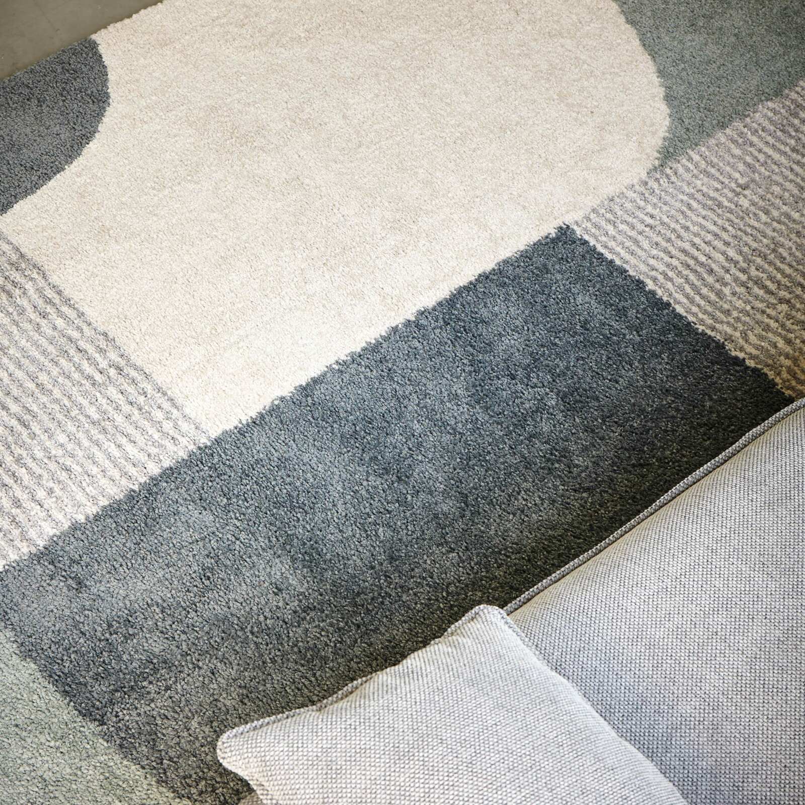 Rechteckiger Teppich mit geometrischem Muster und langen Haaren  Rechteckiger Teppich mit geometrischem Muster und langen Haaren