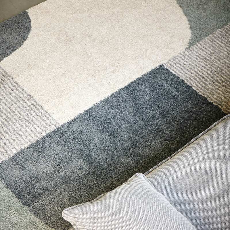 Rechteckiger Teppich mit geometrischem Muster und langen Haaren 