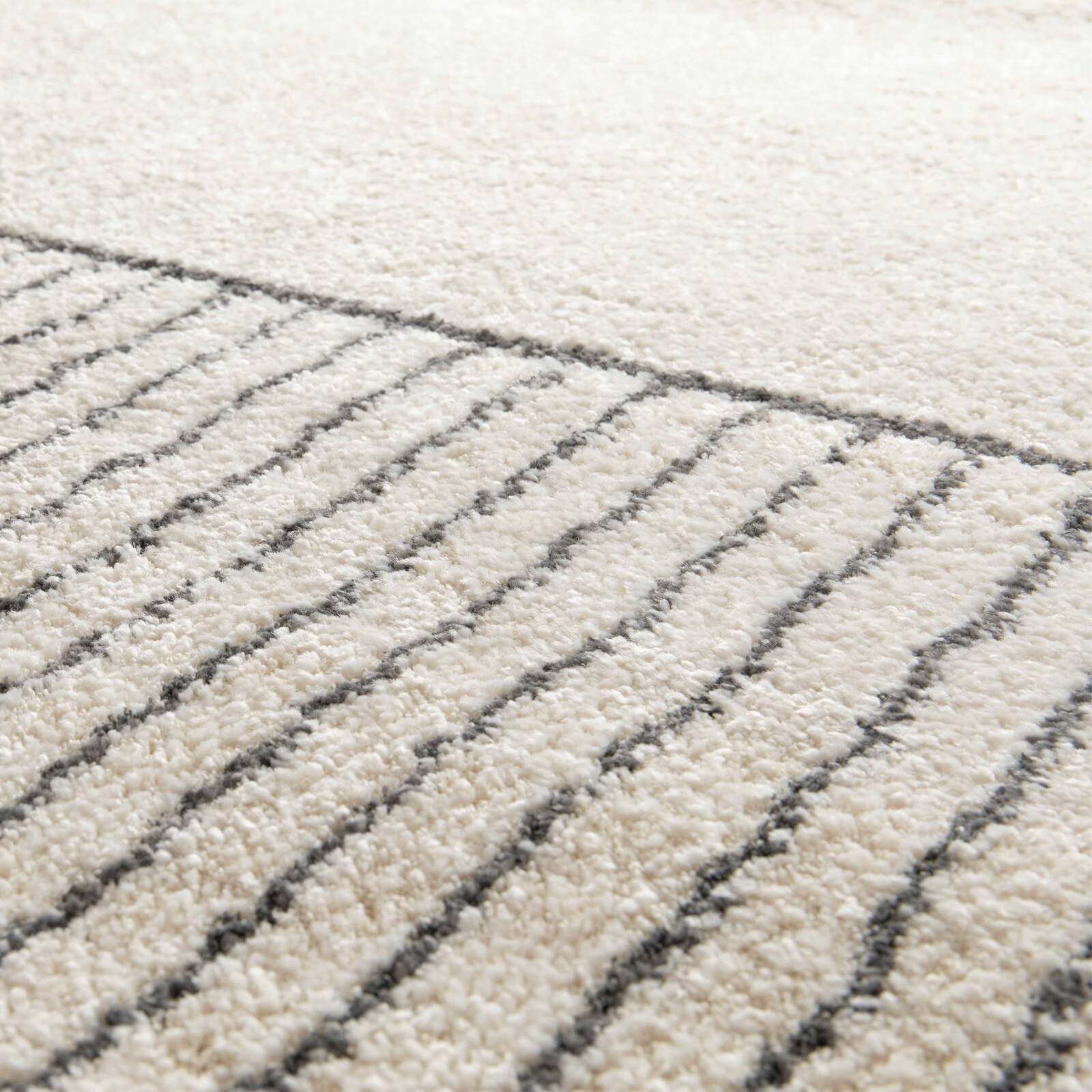 Rechteckiger Teppich mit linearem Muster und kurzem Flor 