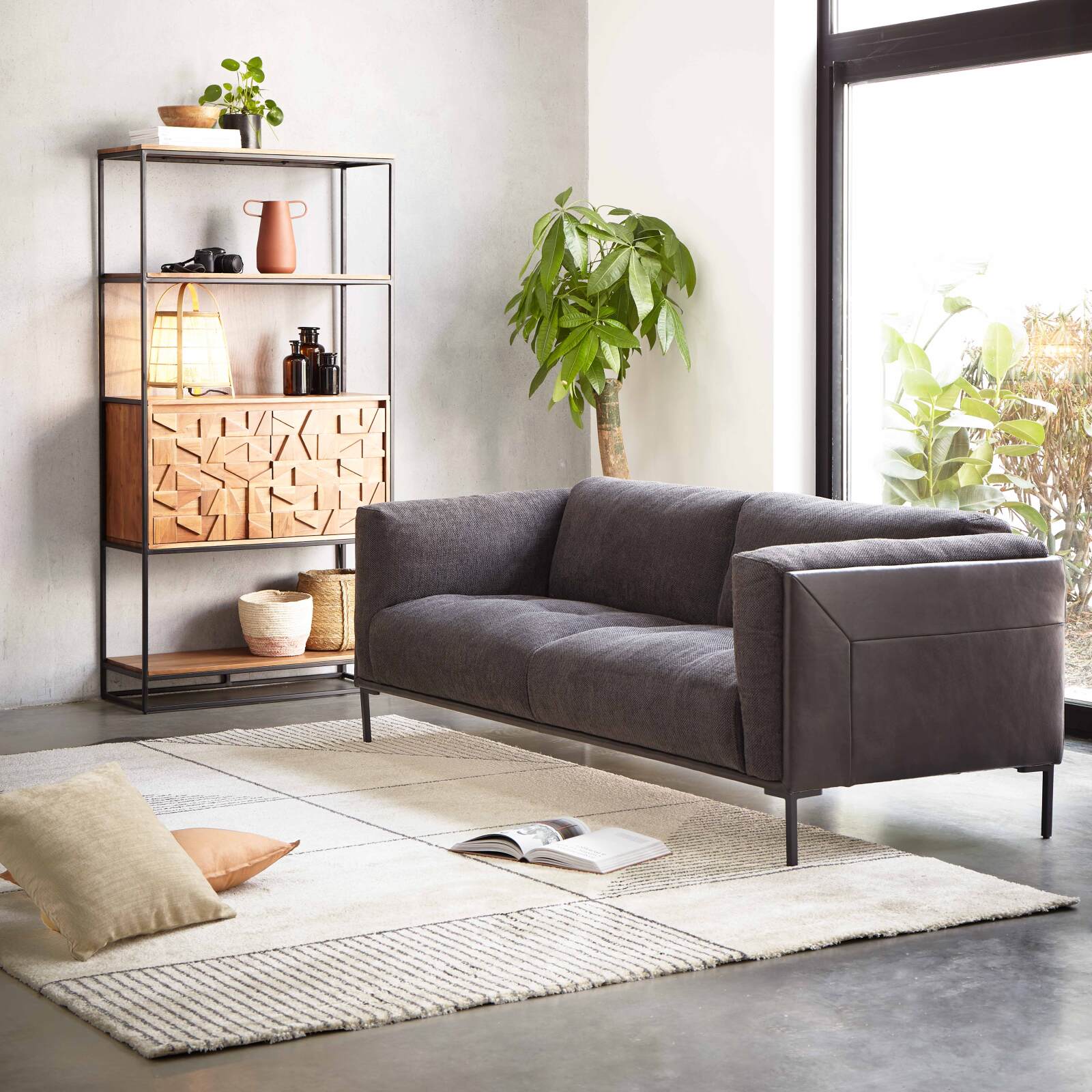 Rechteckiger Teppich mit linearem Muster und kurzem Flor 