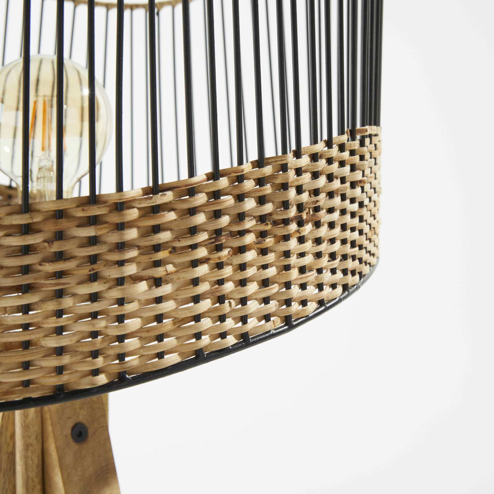Stehlampe aus massivem Mangoholz und Rattan 