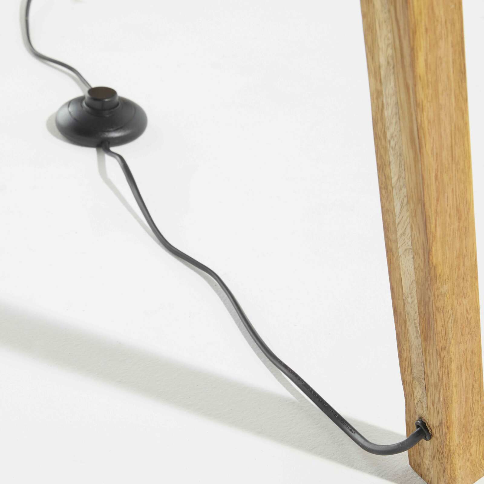 Stehlampe aus massivem Mangoholz und Rattan 