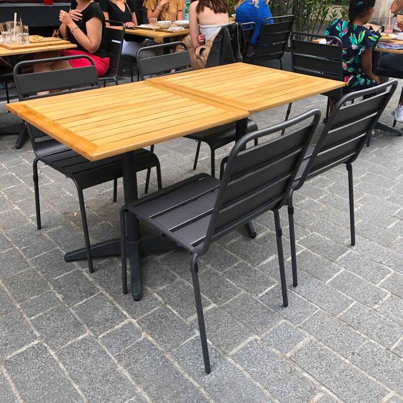 Quadratischer Holztisch 70 x 70 cm + 2 Stühle aus Metall