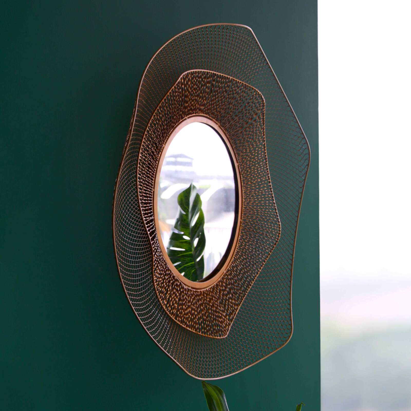 Organisch geformter Metallspiegel