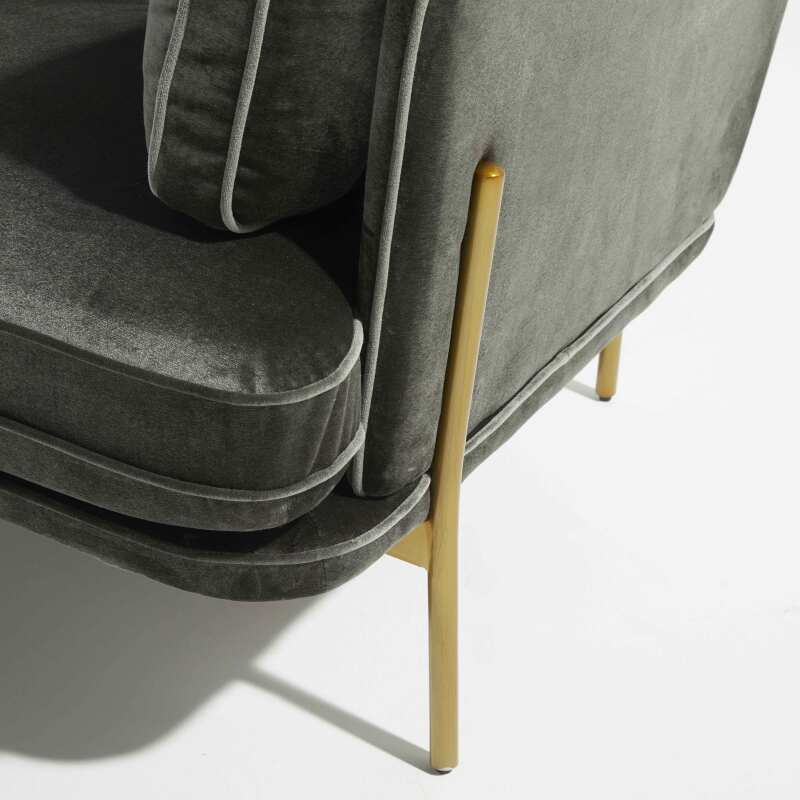 Dreisitzer-Sofa aus Samt und FSC®-Holz mit Messingfüßen