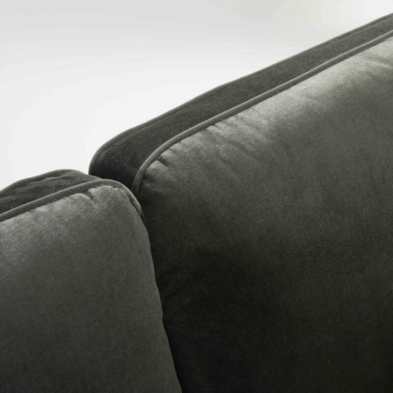Dreisitzer-Sofa aus Samt und FSC®-Holz mit Messingfüßen