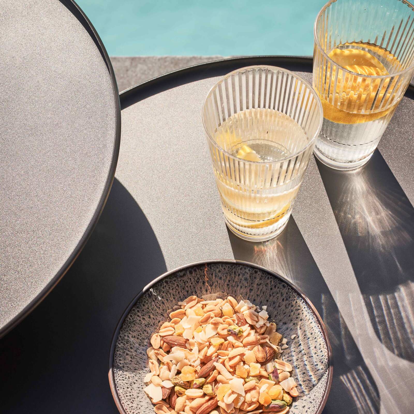 Set aus 2 runden Garten Couchtischen