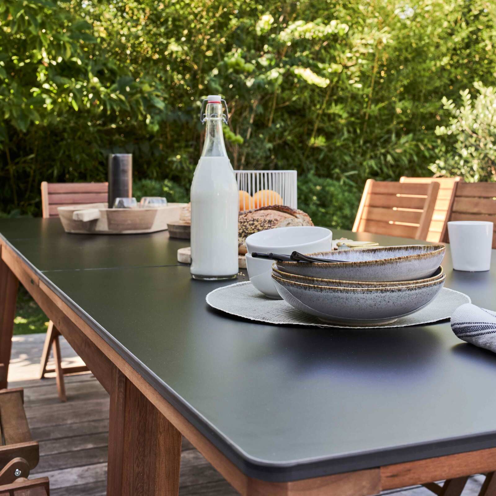 Rechteckiger ausziehbarer Gartentisch mit 8 klappbaren Stühlen und 2 Armlehnenstühlen aus FSC®-zertifiziertem Eukalyptusholz 