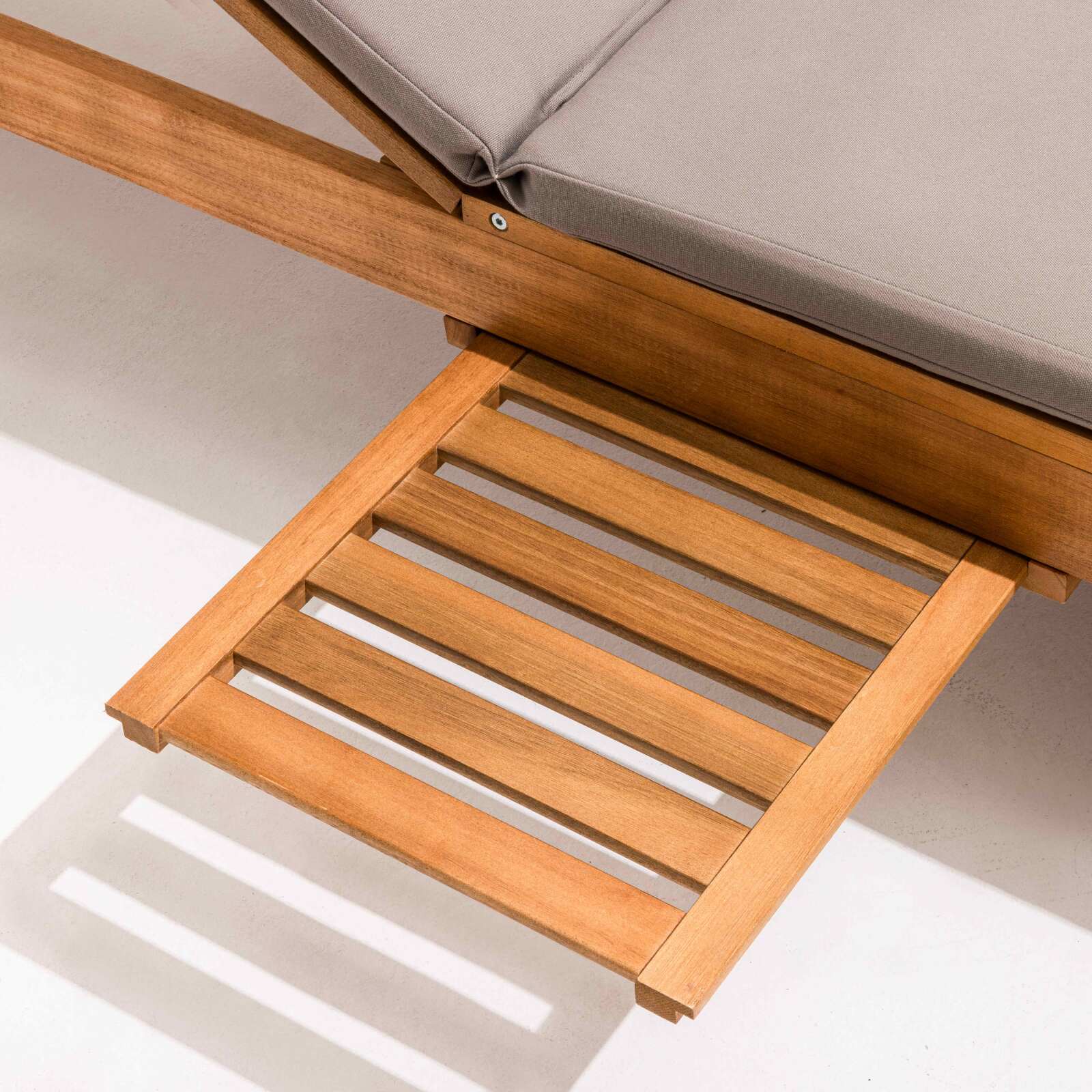 Sonnenliegestuhl mit Kissen und Tisch aus FSC®-zertifiziertem Eukalyptusholz