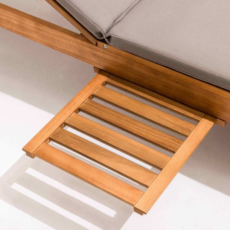 Sonnenliegestuhl mit Kissen und Tisch aus FSC®-zertifiziertem Eukalyptusholz