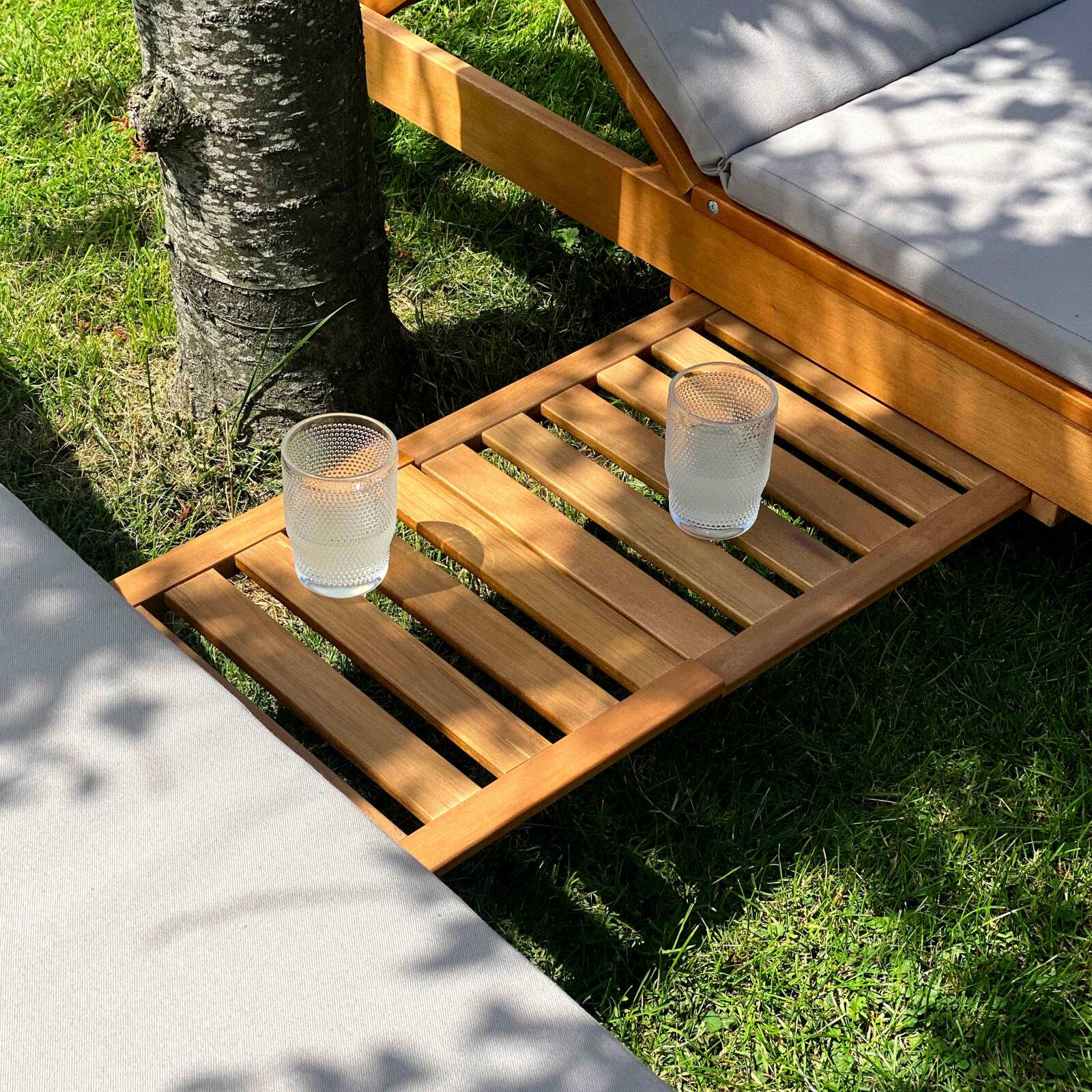 Set aus 2 Sonnenliegestühlen mit Kissen und Eukalyptus-Holztablett FSC® zertifiziert 