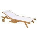 Set aus 2 Sonnenliegestühlen mit Kissen und Tablett + 5 Positionen aus FSC®-zertifiziertem Eukalyptusholz 