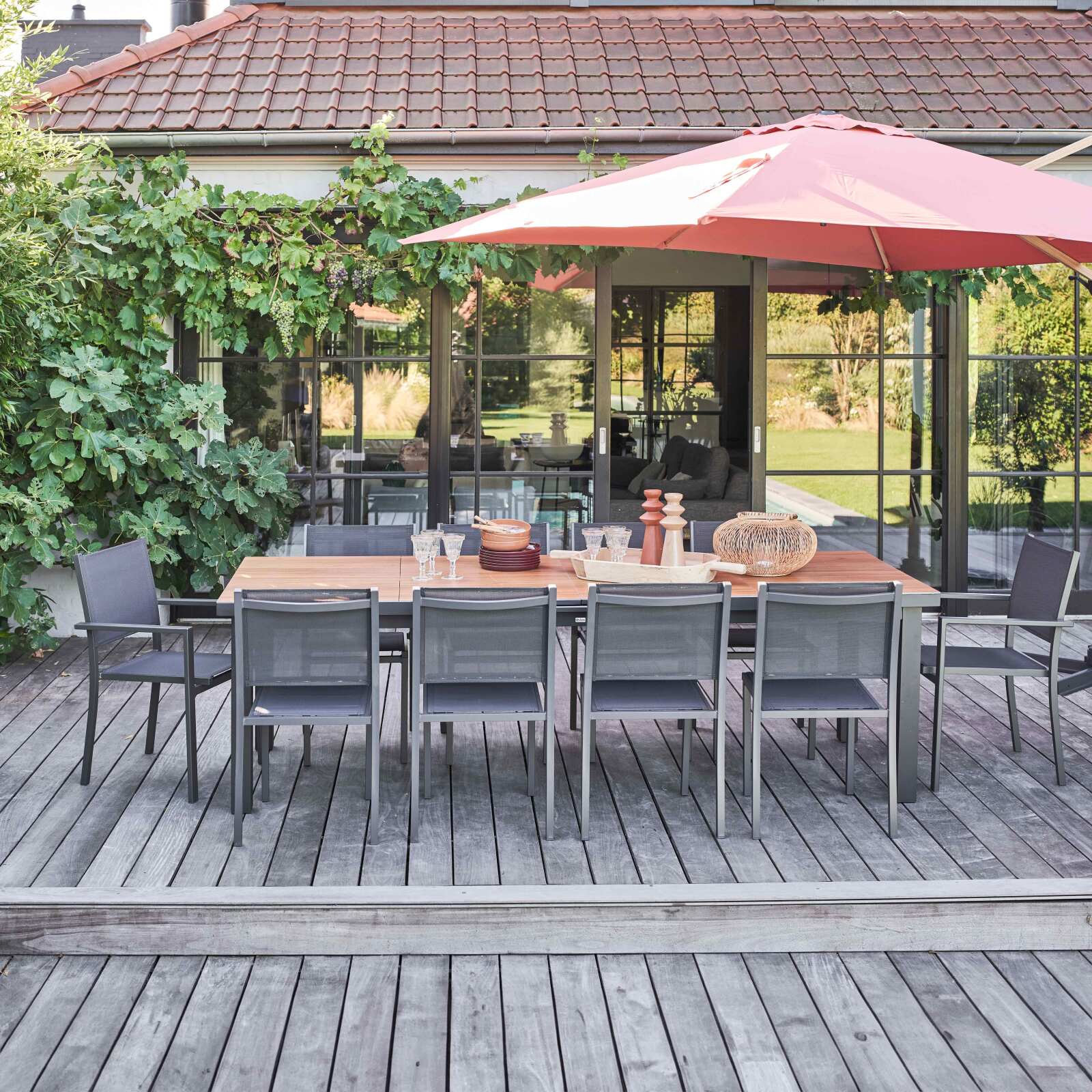 Ausziehbarer rechteckiger Gartentisch 320 x 100 x 76 cm mit 8 Stühlen und 2 Stühlen mit Armlehnen