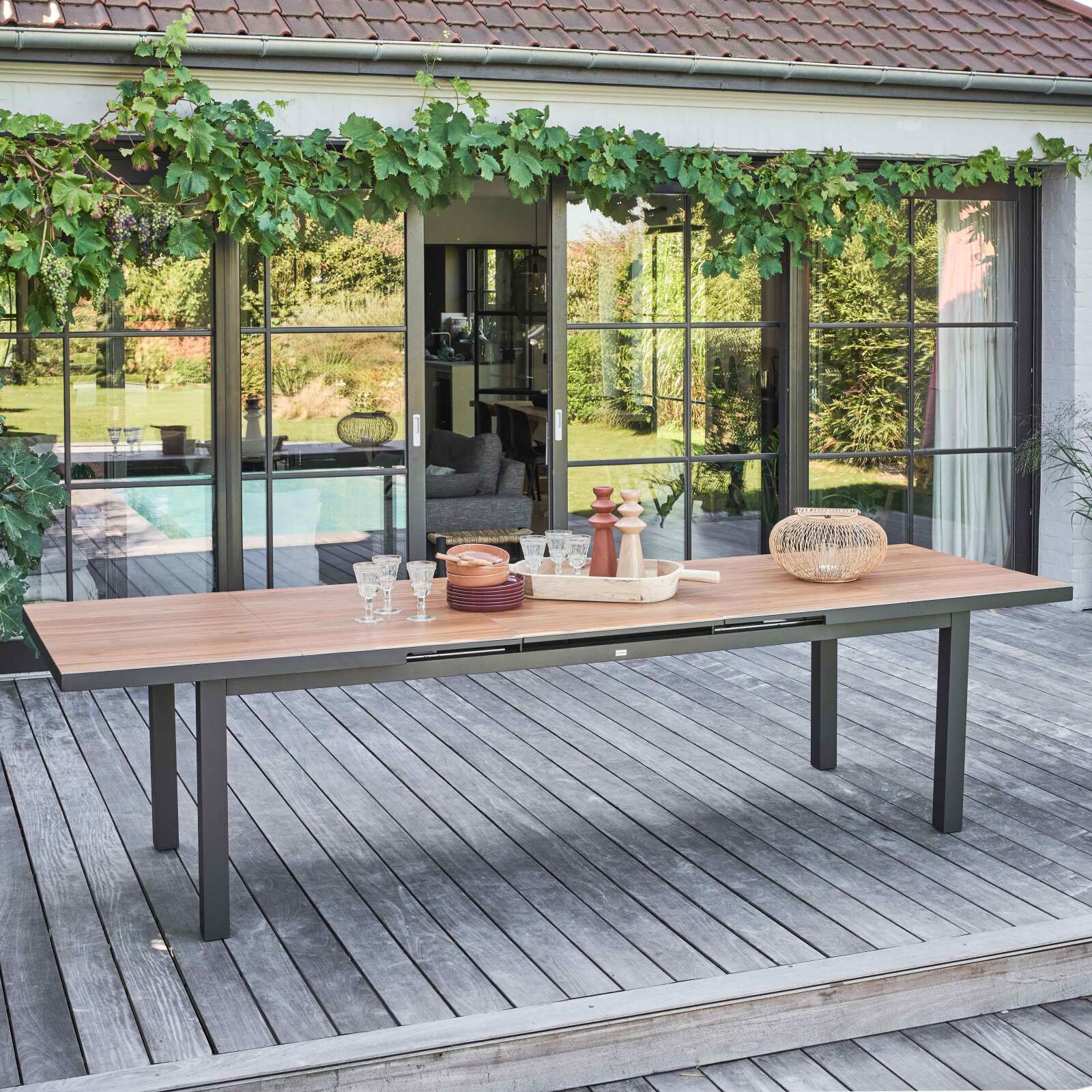 Ausziehbarer rechteckiger Gartentisch 320 x 100 x 76 cm mit 8 Stühlen und 2 Stühlen mit Armlehnen