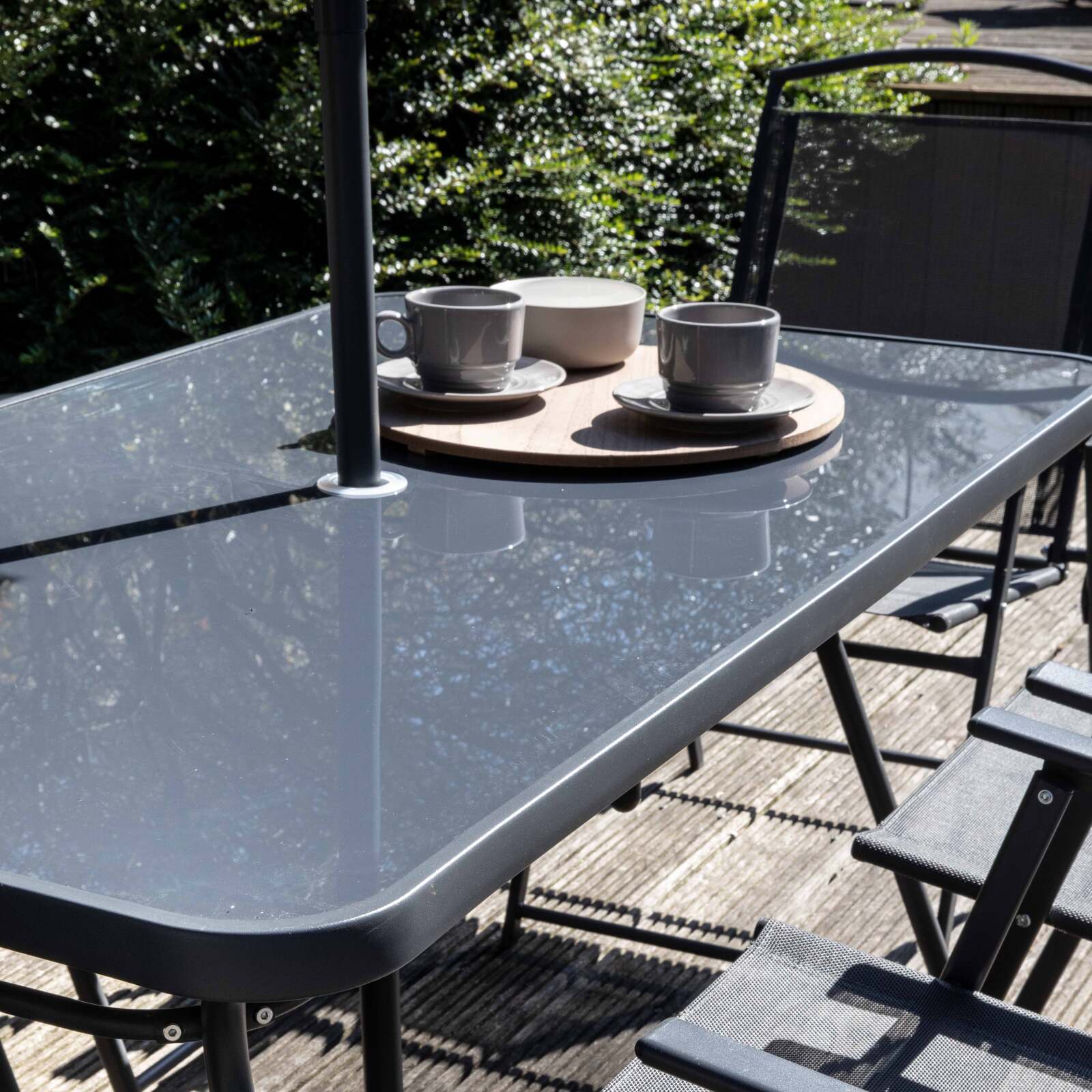 Rechteckiger Gartentisch 140 x 80 cm, 6 Stühle mit Armlehnen und einem Sonnenschirm 