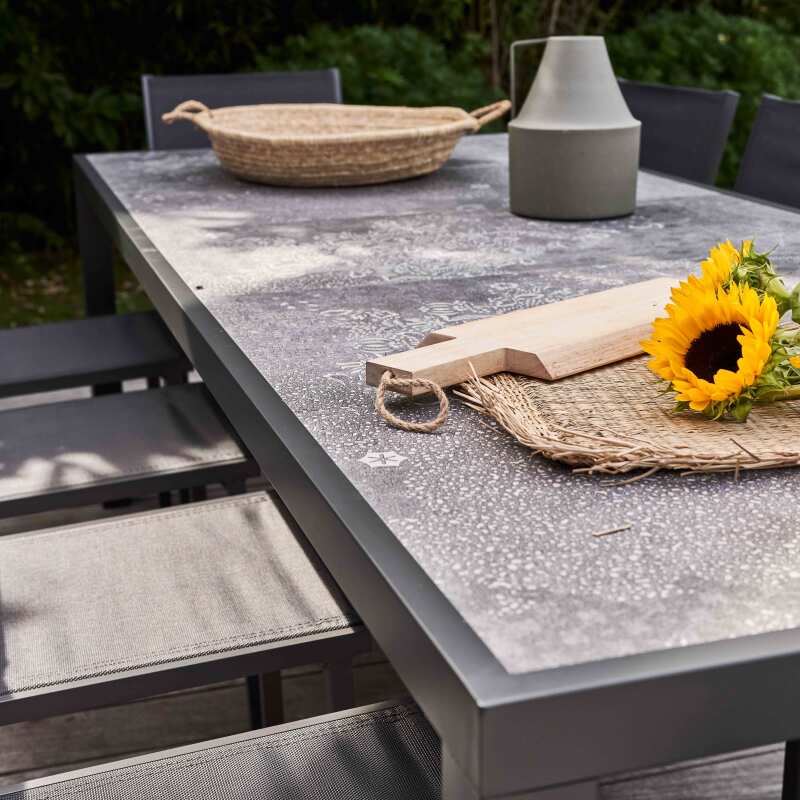 Gartentisch aus Keramik mit Stempel-Effekt, 230 x 95 cm, mit 8 Stühlen und 2 Stühlen mit Armlehnen