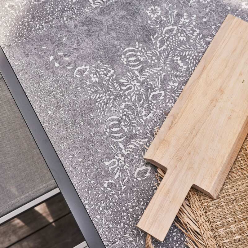 Gartentisch aus Keramik mit Stempel-Effekt, 230 x 95 cm, mit 8 Stühlen und 2 Stühlen mit Armlehnen