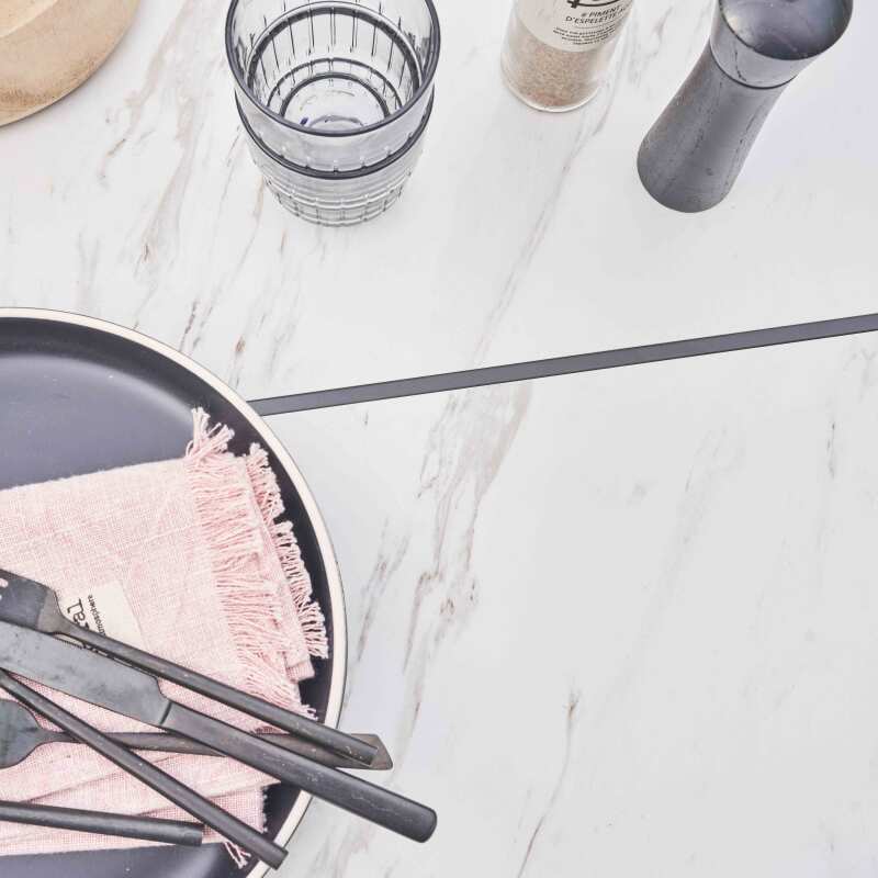 Gartentisch aus Marmor-Effekt-Keramik (182 x 121 x 74 cm)