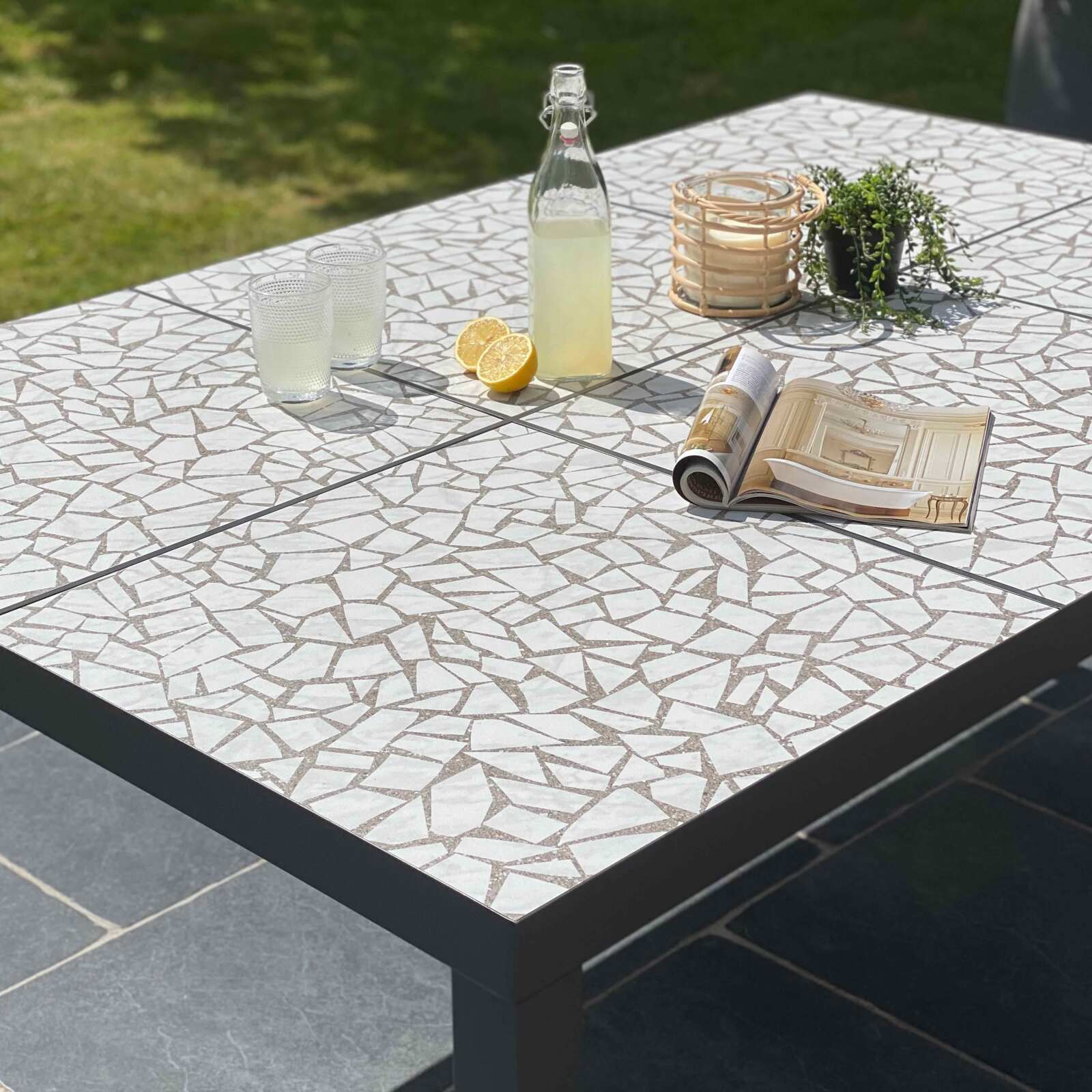 Gartentisch aus Keramik mit Mosaik-Effekt (182 x 121 x 74 cm) Gartentisch aus Keramik mit Mosaik-Effekt (182 x 121 x 74 cm)