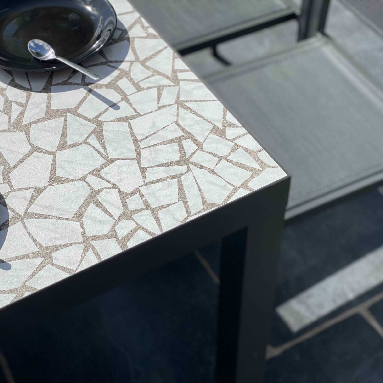 Gartentisch aus Keramik mit Mosaik-Effekt, 182 x 121 cm, mit 10 Stühlen 