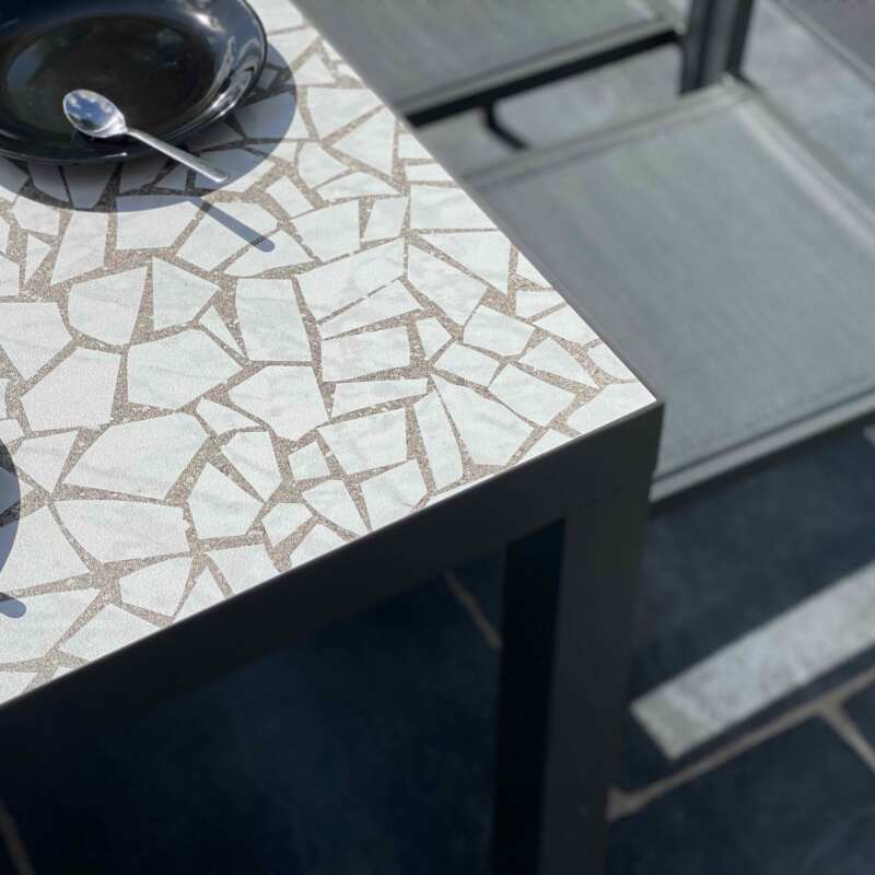 Gartentisch aus Keramik mit Mosaik-Effekt, 182 x 121 cm, mit 10 Stühlen 