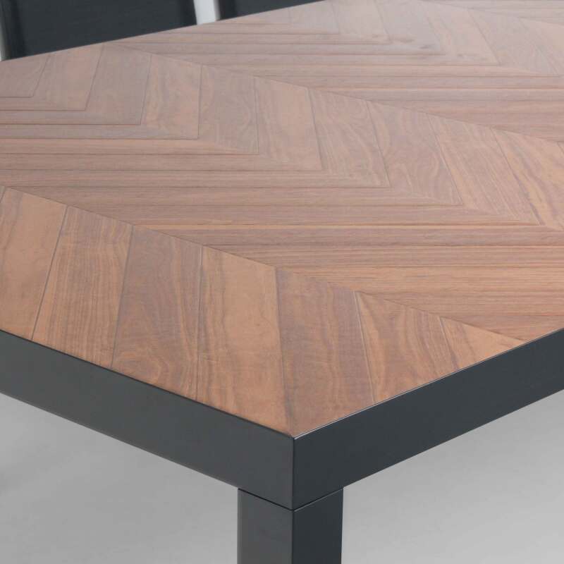 Gartentisch aus Keramik mit Holz-Effekt in Chevron-Muster (241 x 121 x 74 cm)