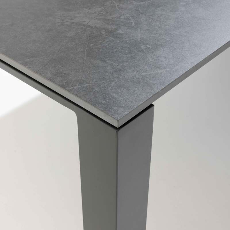 Rechteckiger, ausziehbarer Gartentisch (180/240 x 90 x 75 cm) aus Aluminium und anthrazitfarbenem Stein 