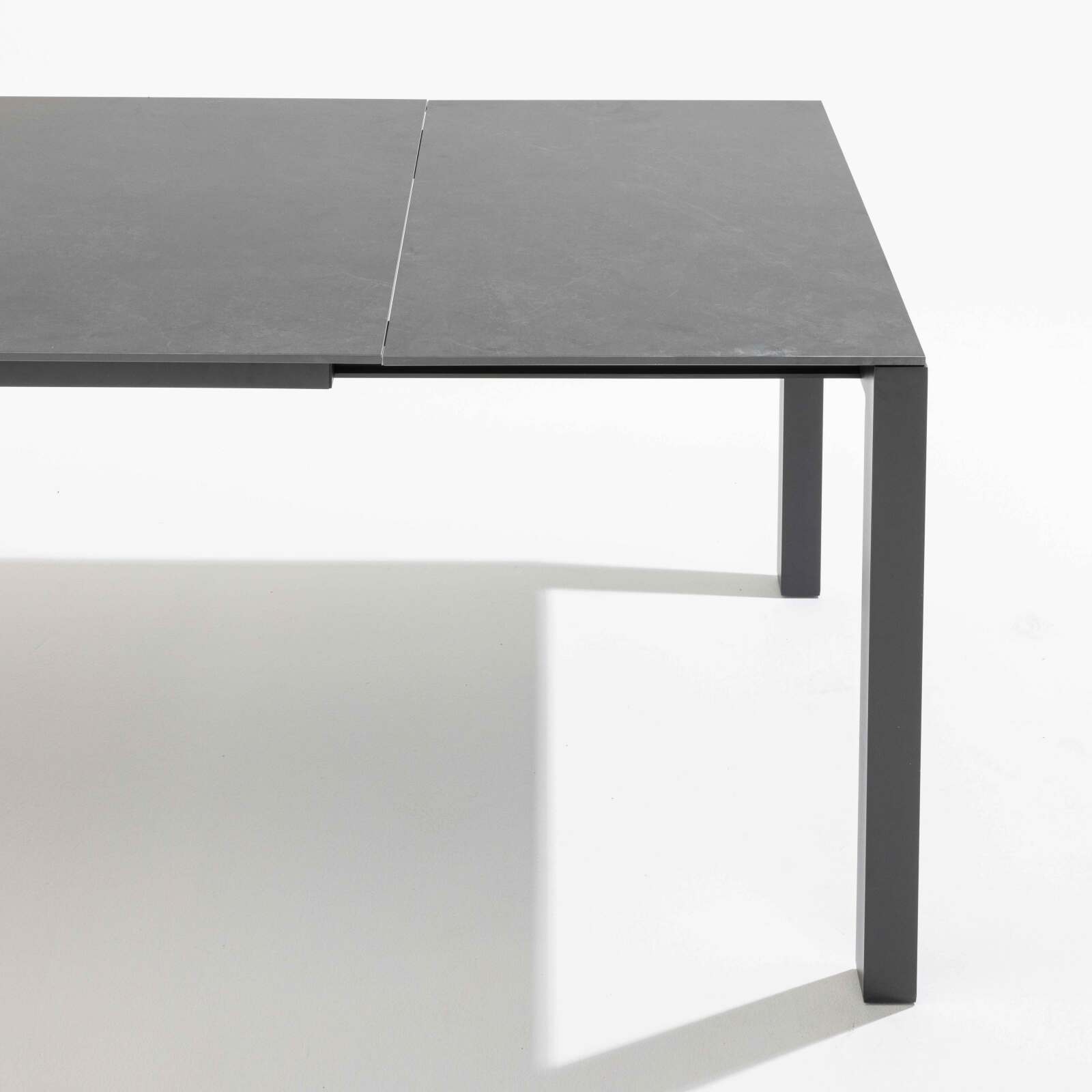 Rechteckiger, ausziehbarer Gartentisch (180/240 x 90 x 75 cm) aus Aluminium und anthrazitfarbenem Stein 