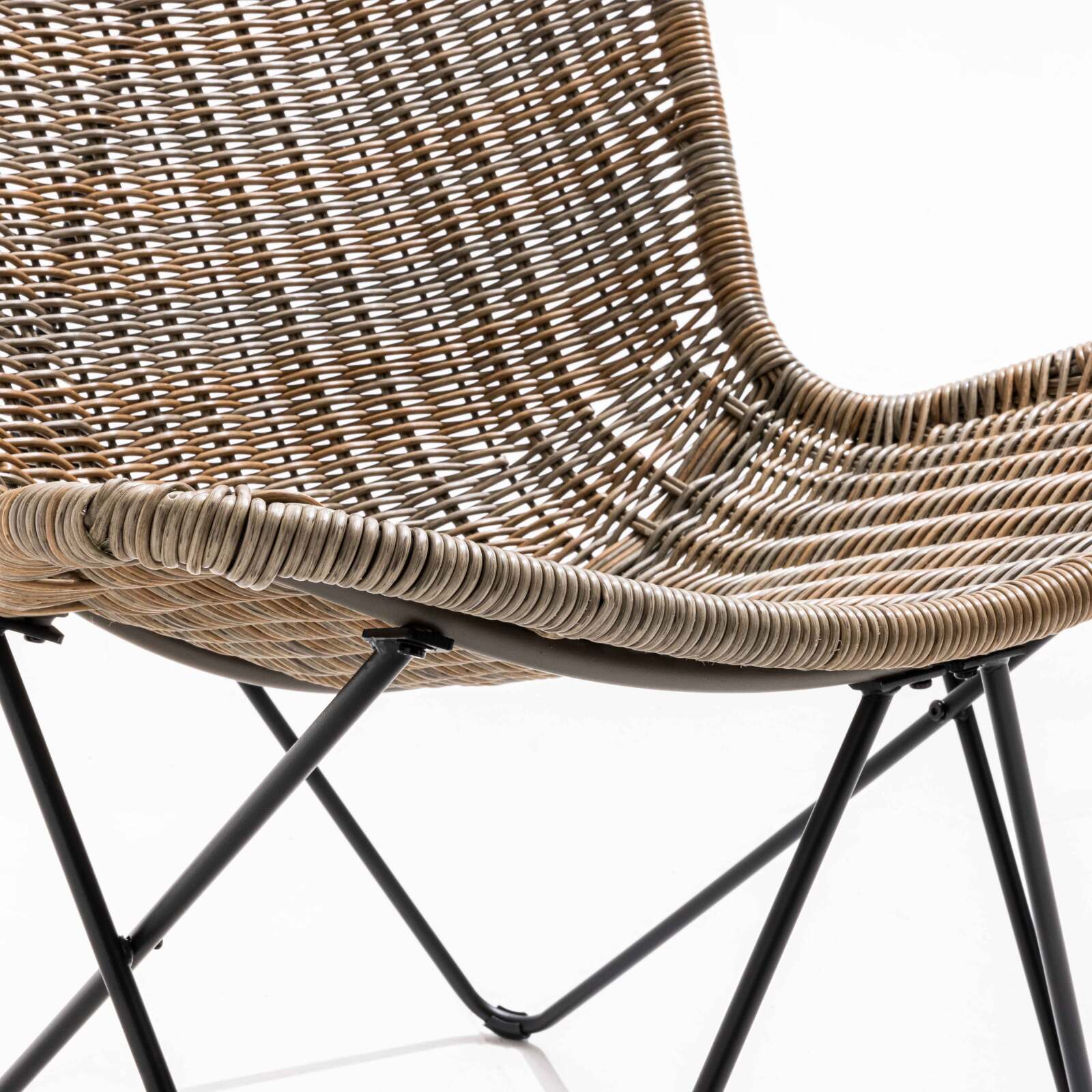 Set aus 2 Gartenstühlen aus geflochtenem Kunstharz und einem niedrigen Tisch 