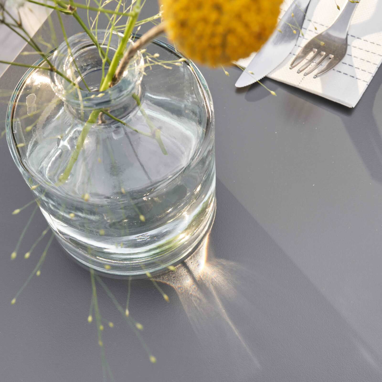 Quadratischer Gartentisch 60 x 60 cm mit weißem, neigbarem HPL-Fuß 