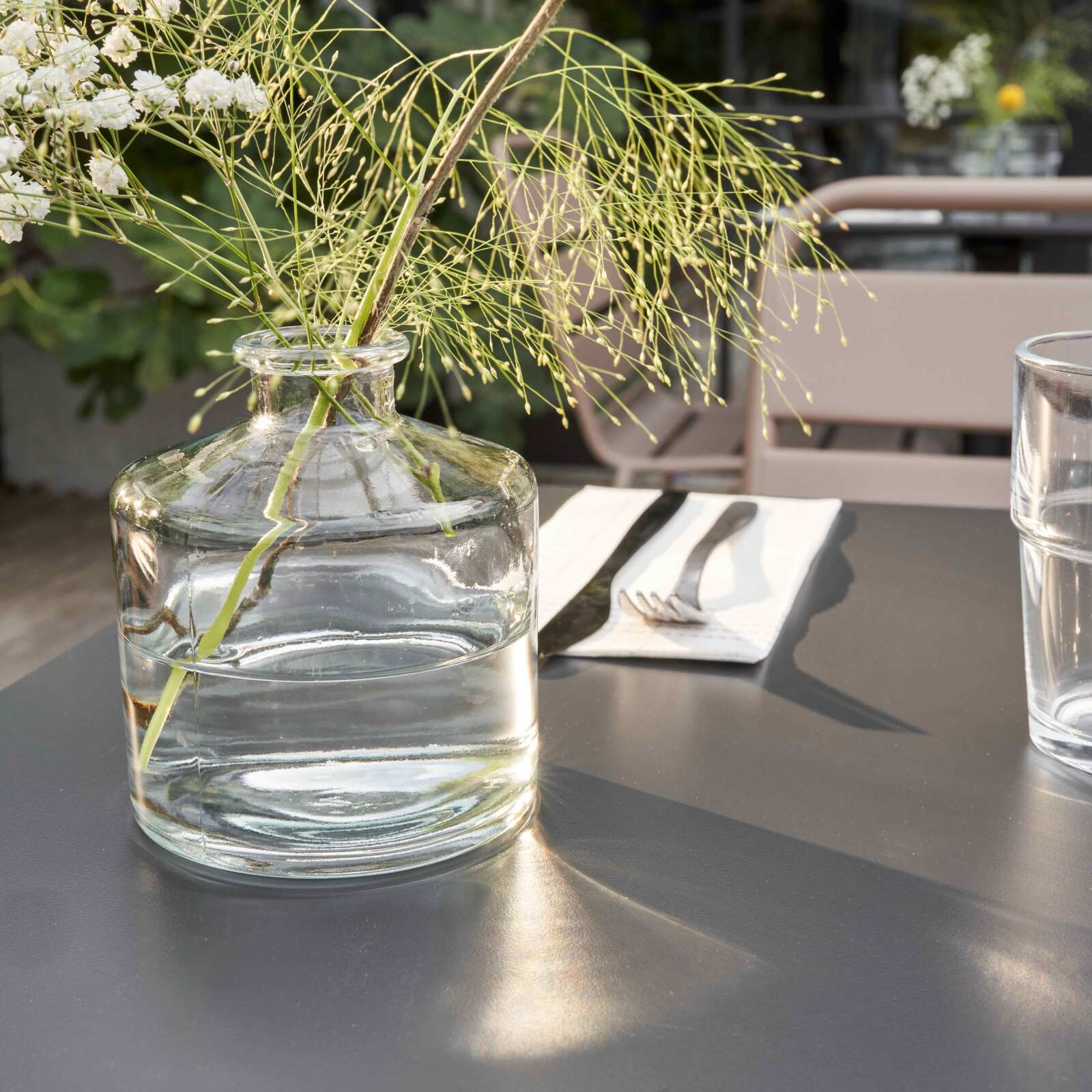 Quadratischer Gartentisch 60 x 60 cm mit weißem, neigbarem HPL-Fuß 