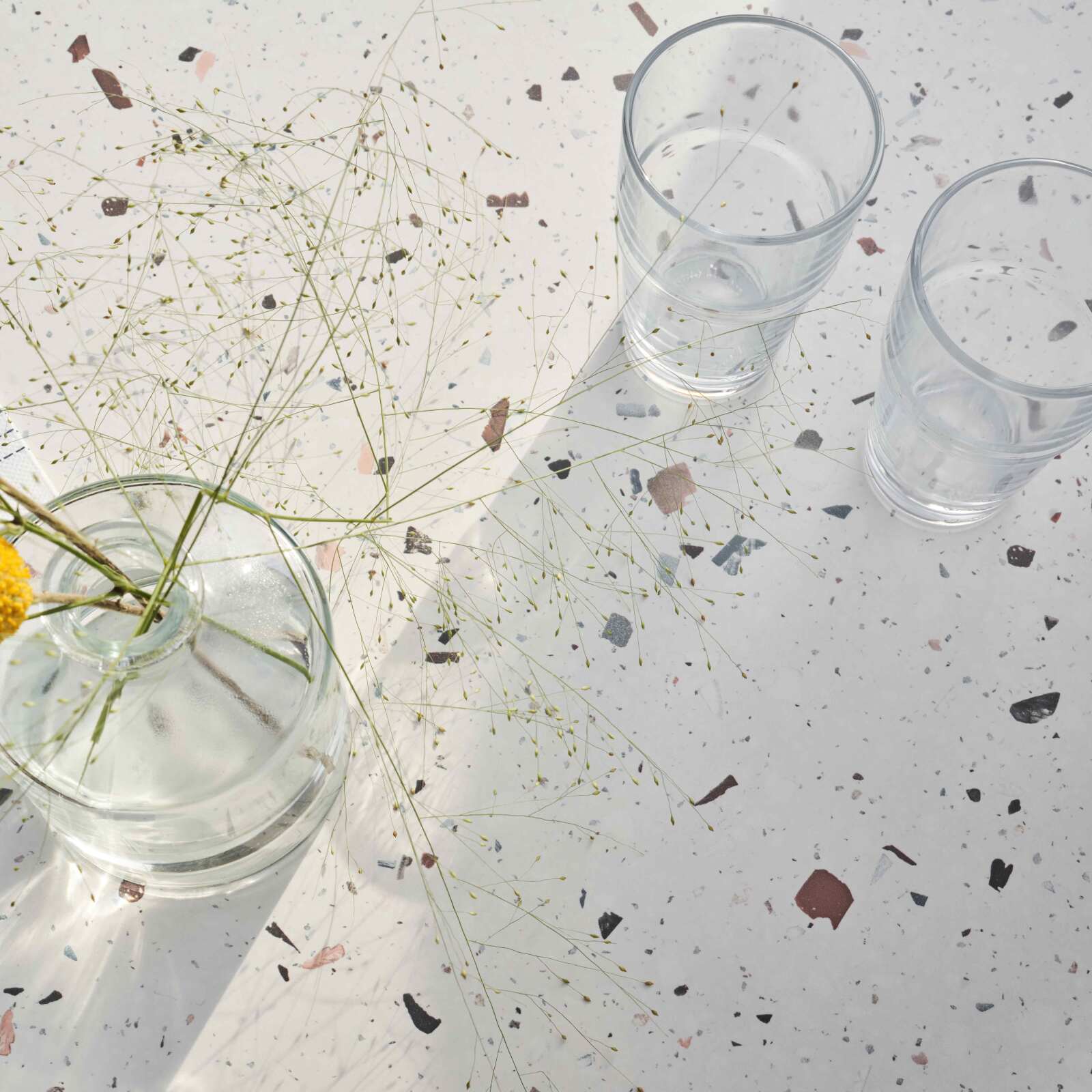 Quadratischer Gartentisch 60 x 60 cm mit weißem, neigbarem HPL-Fuß 