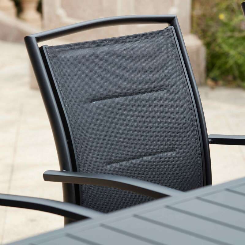 2 Gartenstühle mit schwarzen Armlehnen aus Aluminium und Textilene (4/7)