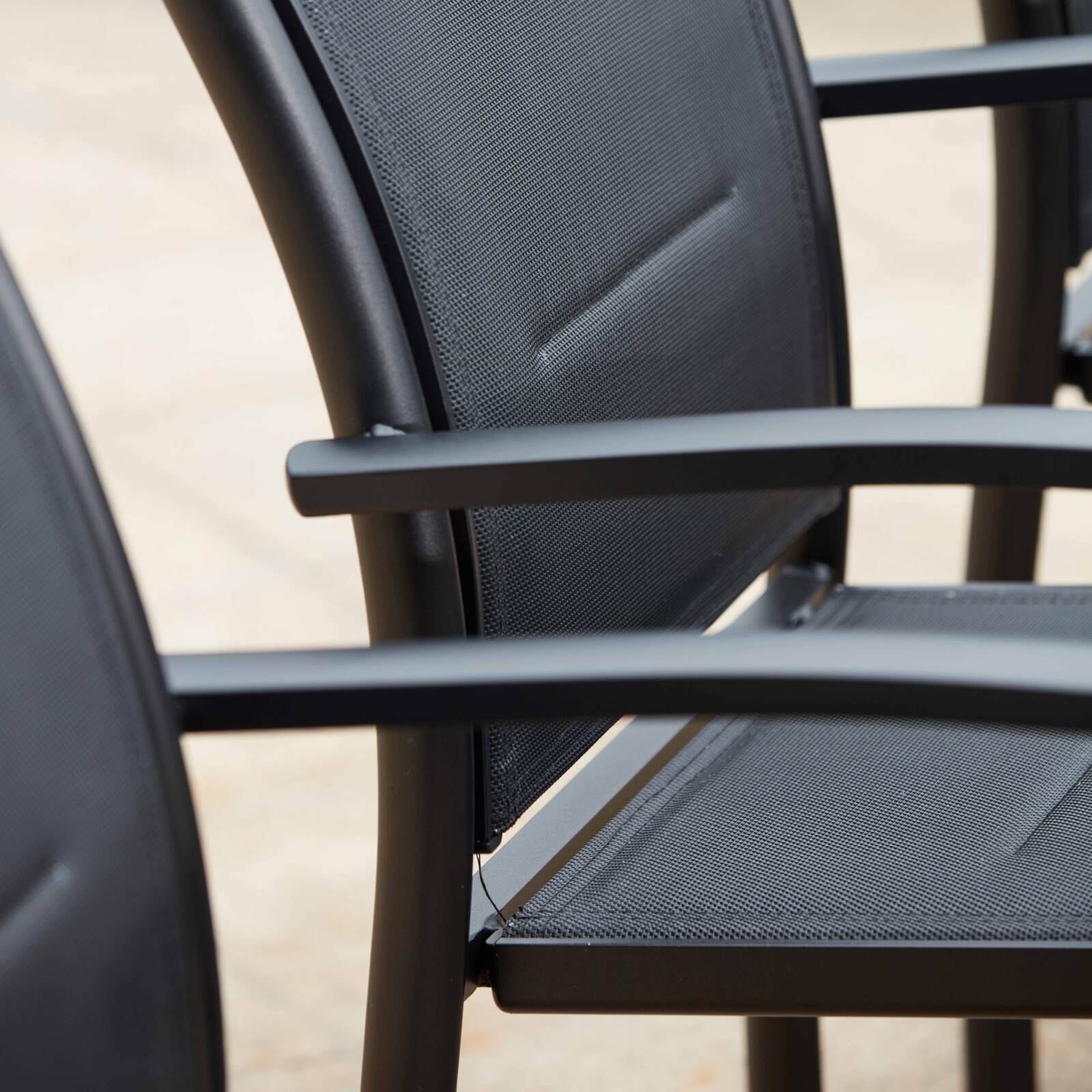 2 Gartenstühle mit schwarzen Armlehnen aus Aluminium und Textilene