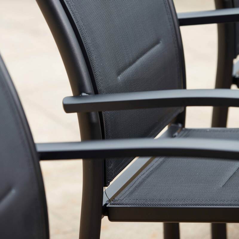 2 Gartenstühle mit schwarzen Armlehnen aus Aluminium und Textilene (6/7)