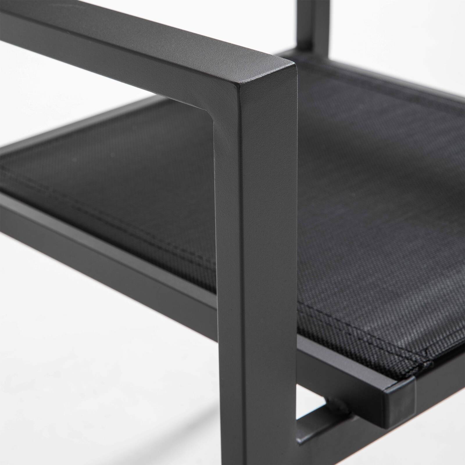 2 Gartenstühle mit schwarzen Armlehnen aus Aluminium und Textilene