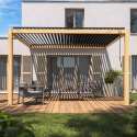 Angebaute bioklimatische Pergola 3 x 4 m aus Aluminium mit Holzdekor