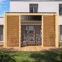 Angebaute bioklimatische Pergola 3 x 4 m aus Aluminium mit Holzdekor mit 1, 2 oder 3 Sichtschutzwänden