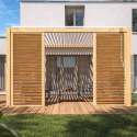 Angebaute bioklimatische Pergola 3 x 4 m aus weißem Aluminium mit Holzdekor mit 1, 2 oder 3 Sichtschutzwänden